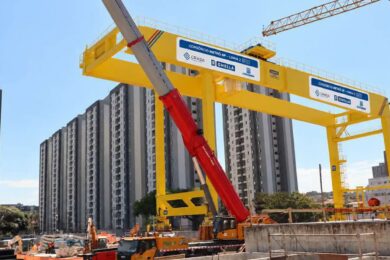 Pórtico usado para retirar terra e abastecer tatuzão com aduelas de concreto