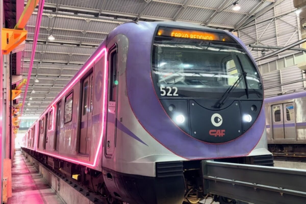 Trem rosa iluminado que circula na Linha 5-Lilas de metrô